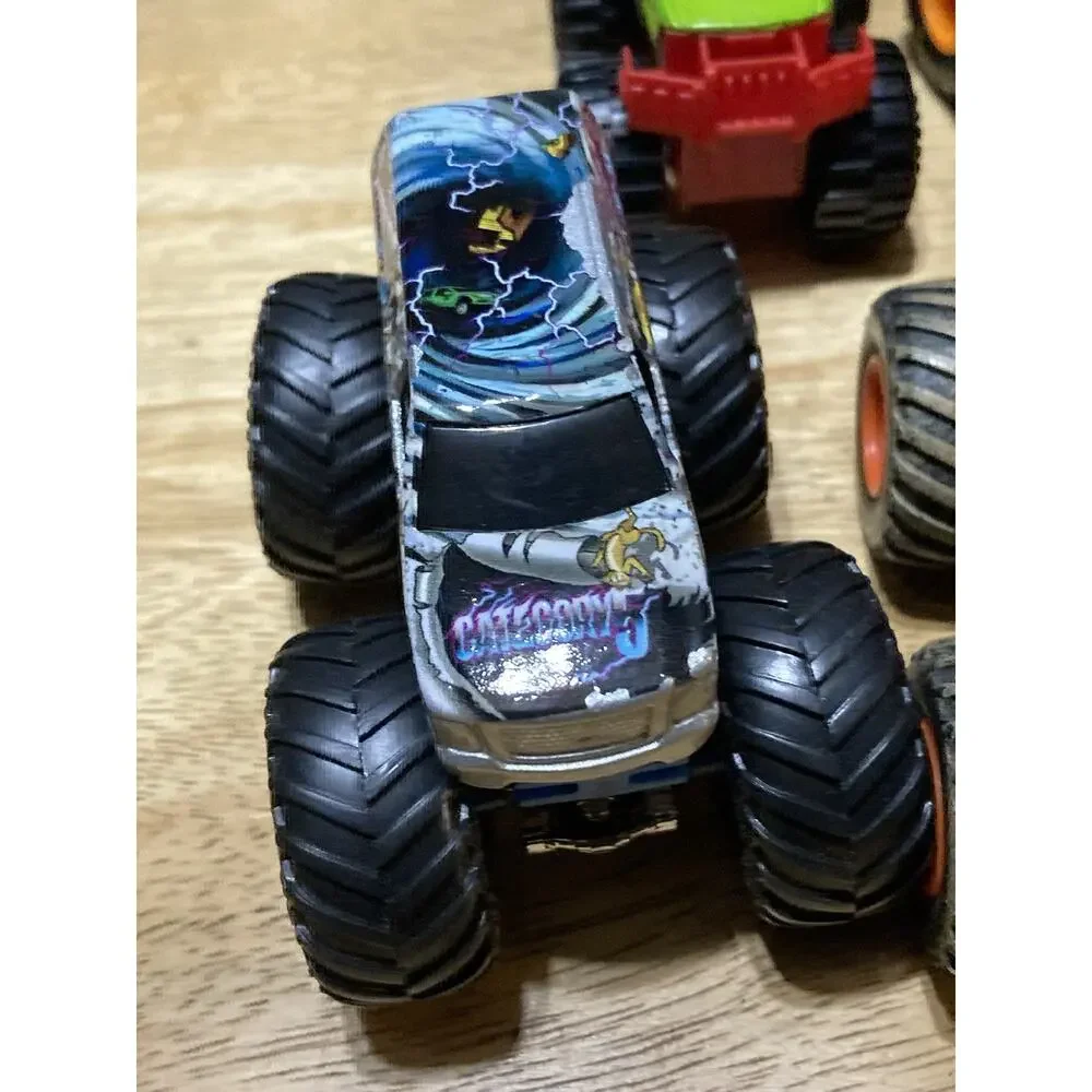 Monster Jam Hot‎ Wheels Small Monster Trucks 1:64 Lot Of 7 Jurassic Bigfoot